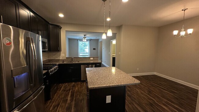 Building Photo - Beautiful Townhouse in the Heart of Bellevue