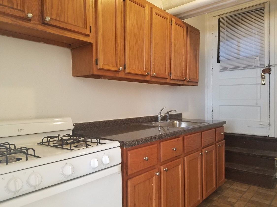 1BR 1BA FOR RENT ON CLAREMONT / ADDISON - 1BR 1BA  FOR RENT ON CLAREMONT / ADDISON