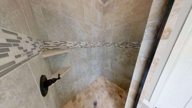 Building Photo - Super 4 bed 2 bath on the Southwest side.