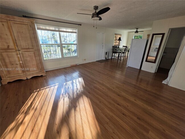 Foto del edificio - 811 NE 14th Ct