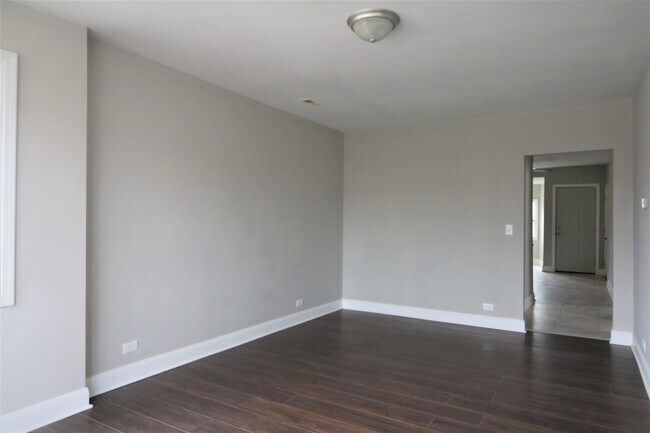Building Photo - 9116 S Woodlawn Ave
