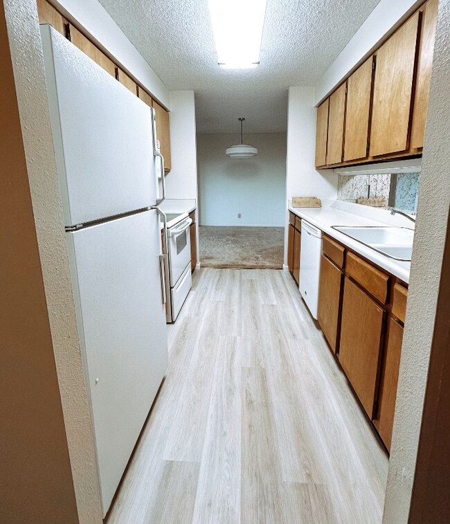 Building Photo - 411 Lakewood Cir