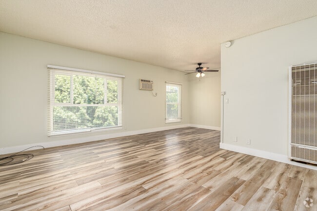 Interior Photo - 10560 Haddon Ave