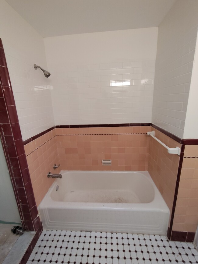 Full bath - 5926 Castor Ave