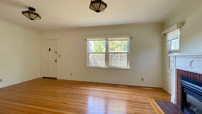 Building Photo - Single-Level 2-Bedroom 2-Bath House + Garage w/ Air Conditioning