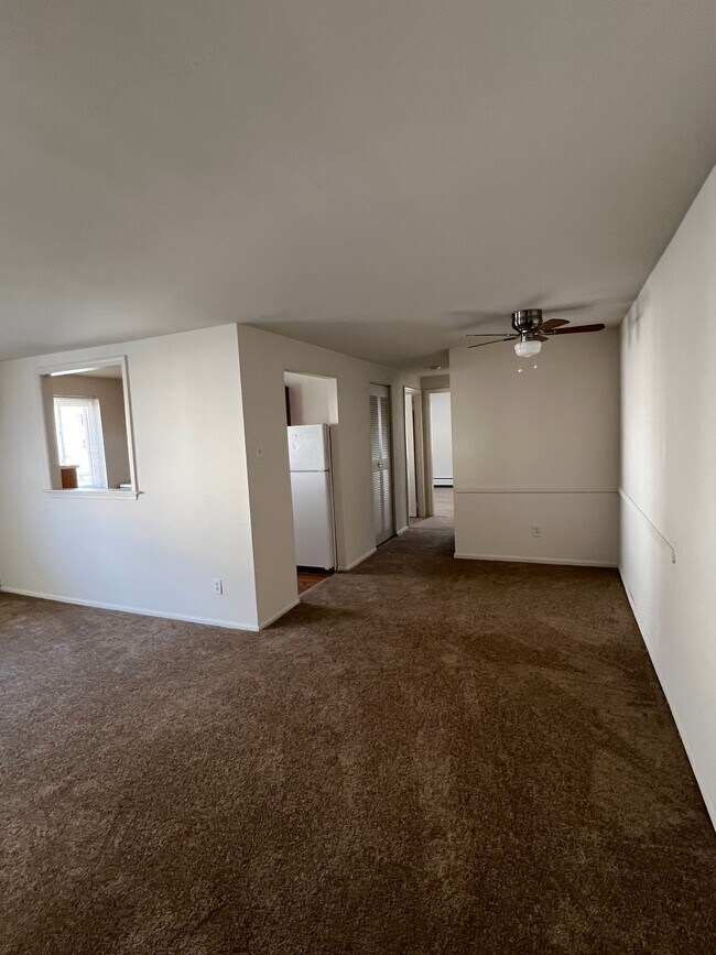 Comedor y pasillo - Arrowhead Court Apartments
