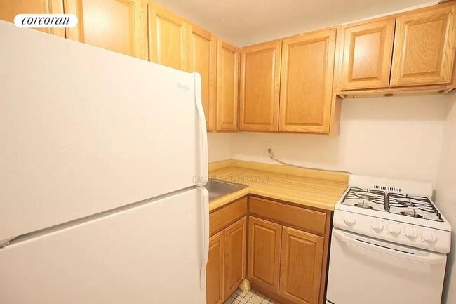 Building Photo - 864 West End Ave