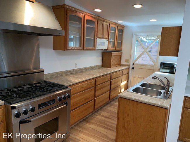 Building Photo - 1 br, 1 bath Apartment - 345 Andrew Ave.