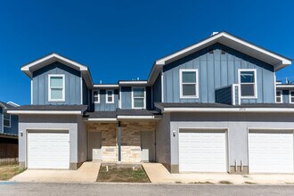 Building Photo - 6918 Crestway Dr