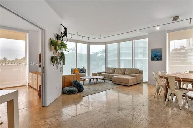 Photo - 300 South Pointe Dr Apartment