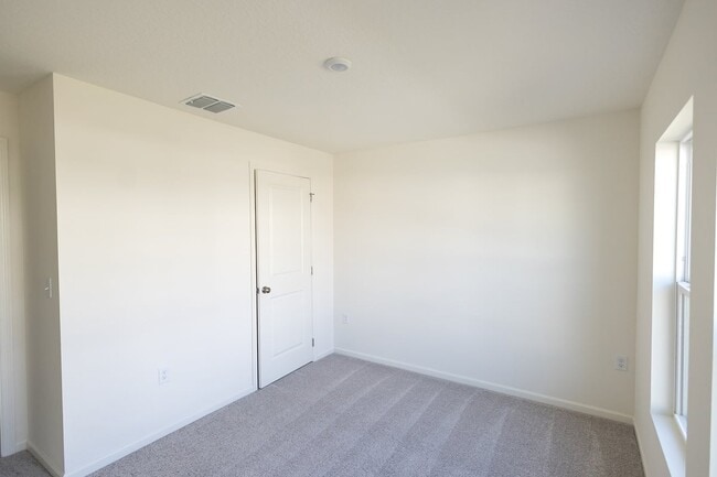 Building Photo - 664 Hillview Lp