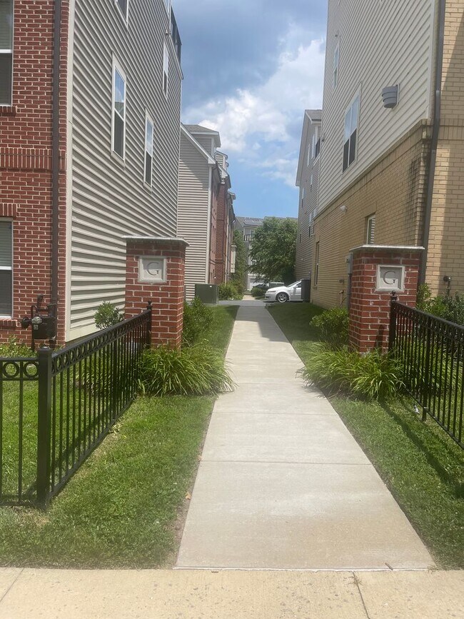 Foto del edificio - END UNIT TOWNHOUSE LOCATED ACROSS FROM GLE...