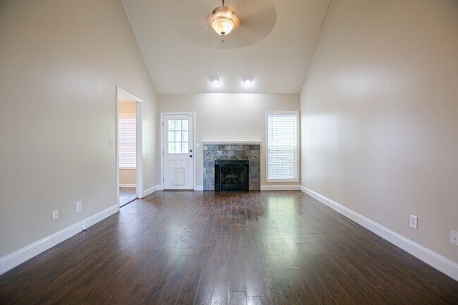 Building Photo - Pet Friendly Three Bedroom with Bonus!