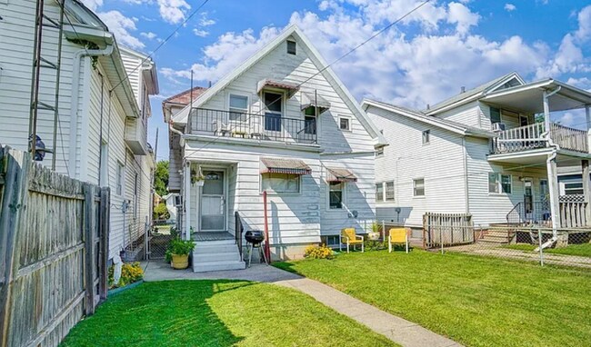 Building Photo - 322 Dexter St