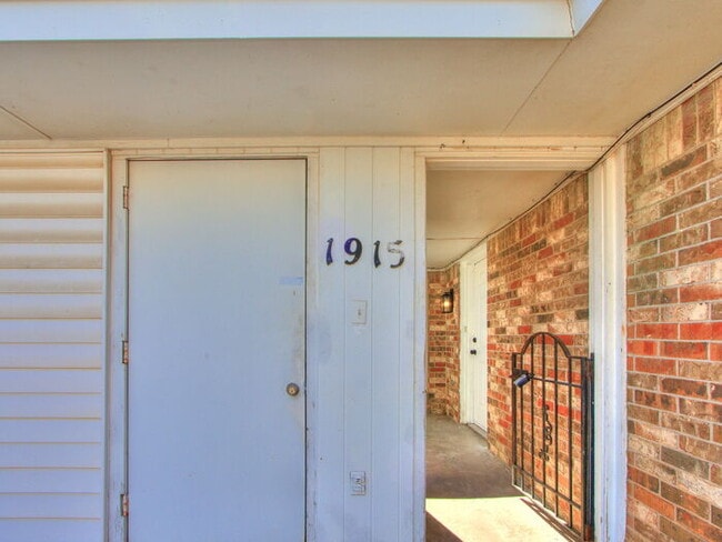 Building Photo - 1915 N Moulton Ct