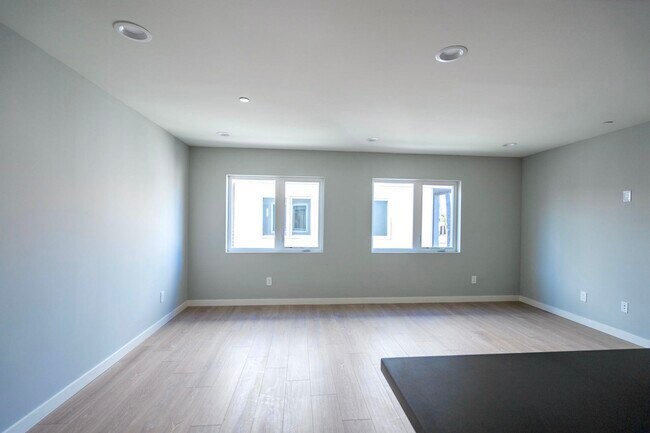 Building Photo - 4984 Romaine St