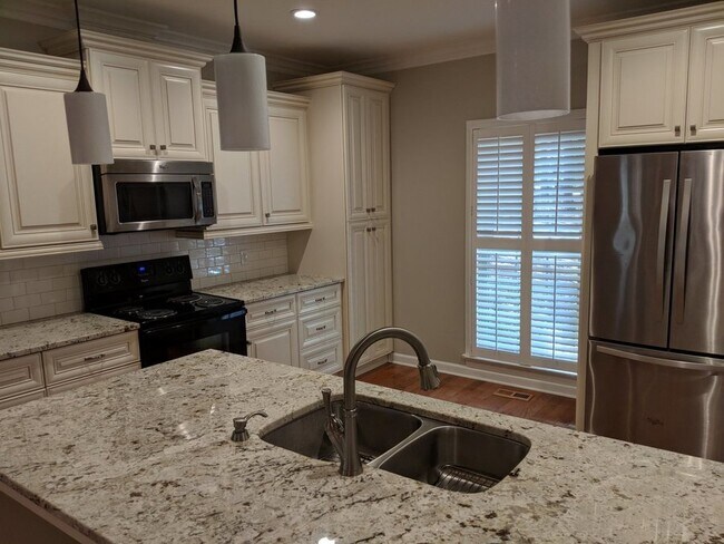 Foto del edificio - Wonderful End Unit Townhome of Six Forks