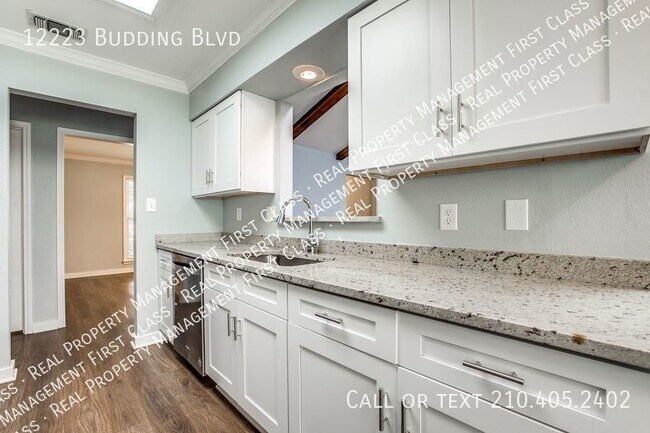 Building Photo - Conveniently located open concept home