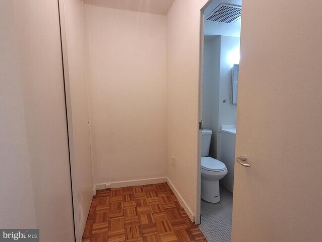 Foto del edificio - 604 S Washington Square