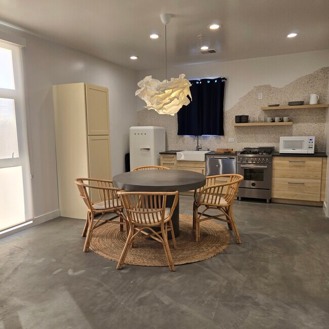 Cocina y comedor - 519 S 6th St