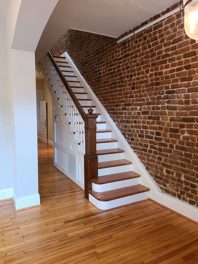 Building Photo - Beautiful 3 Bedroom 2 Bath Fully Updated Row House in the Center of the Fan!