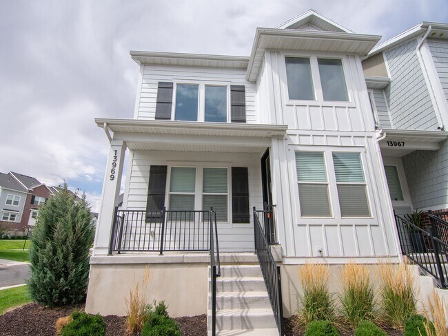 Building Photo - Up to $500 off 1st Month's Rent. Spacious ...