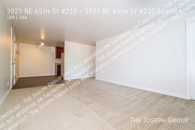 Building Photo - 3923 NE 45th St