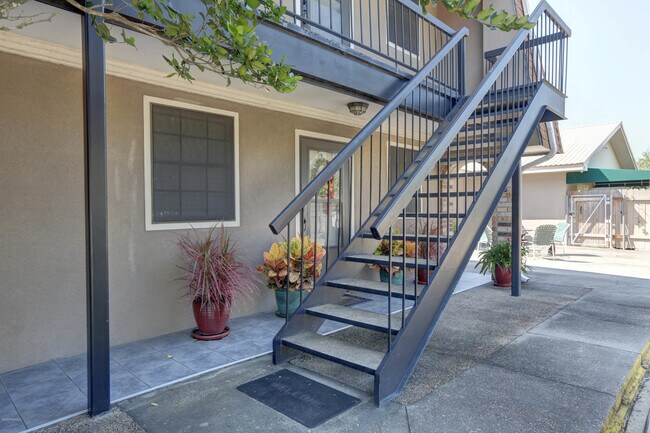 Building Photo - 730 S Lewis St