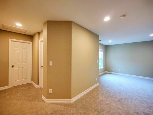 Building Photo - "Charming 2-Bed, 2.5-Bath Townhouse with S...