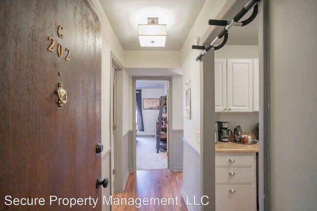 Building Photo - 1 br, 1 bath House - 4425 Westlawn Dr C202