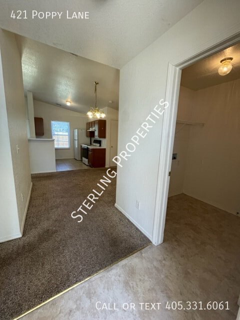 Foto del edificio - 421 Poppy Ln