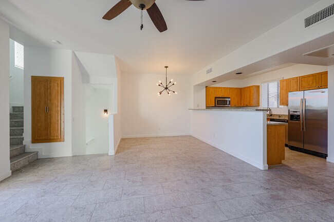 52nd/Oak - dining / kitchen - 2315 N 52nd St