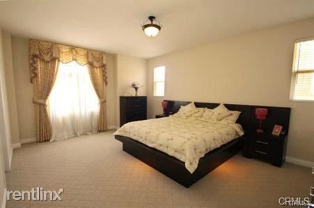 Foto del edificio - 4 br, 3 bath Townhome - 5648 Sultana Ave