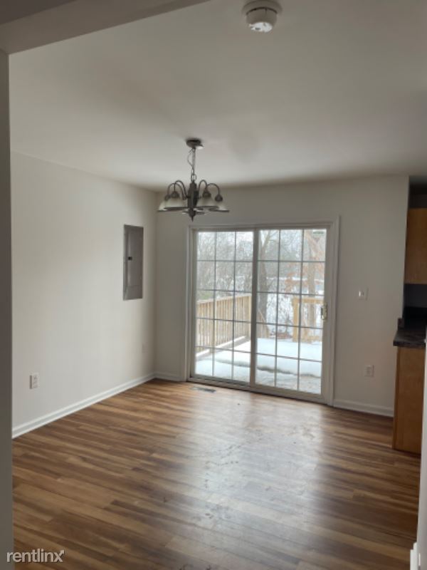 Building Photo - 3 br, 2.5 bath Townhome - 214 swallow drive