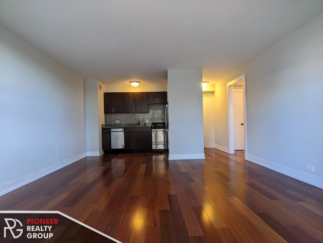 Building Photo - 433 W Wellington Ave