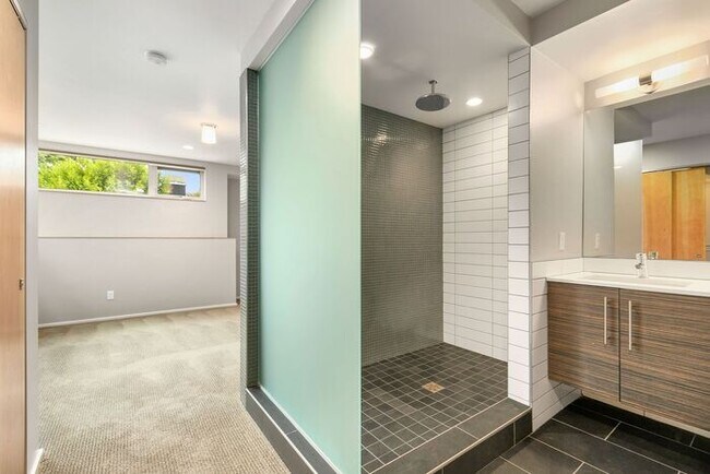 Foto del edificio - Gorgeous VIEW Townhome w/ 2 Master Suites in Coveted Eastlake