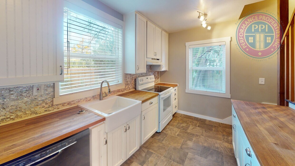 Adorable Canby Home, Cozy Gas Fireplace, P... House Rental in Canby