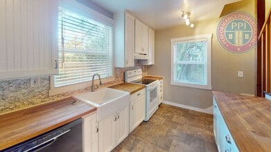 Building Photo - 526 S Fir St