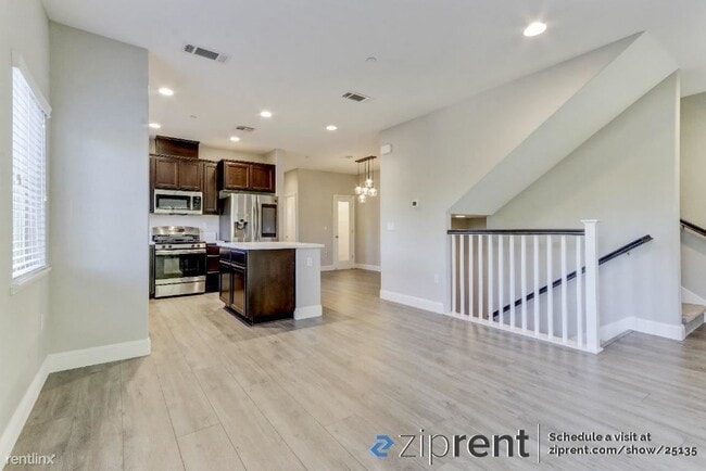 Building Photo - 4 br, 3 bath Townhome - 1258 Detroit Ave, ...