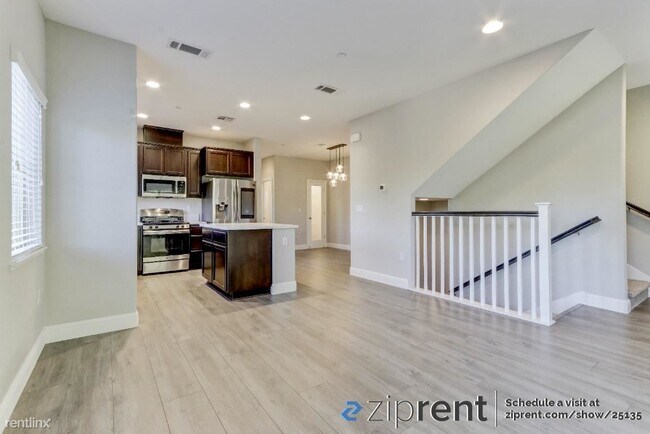 Foto del edificio - 4 br, 3 bath Townhome - 1258 Detroit Ave, ...