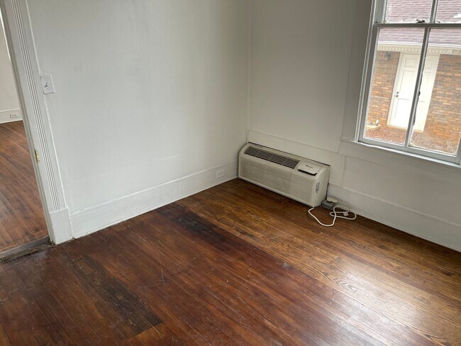 Building Photo - 1BR 1 BA Duplex in Opelika