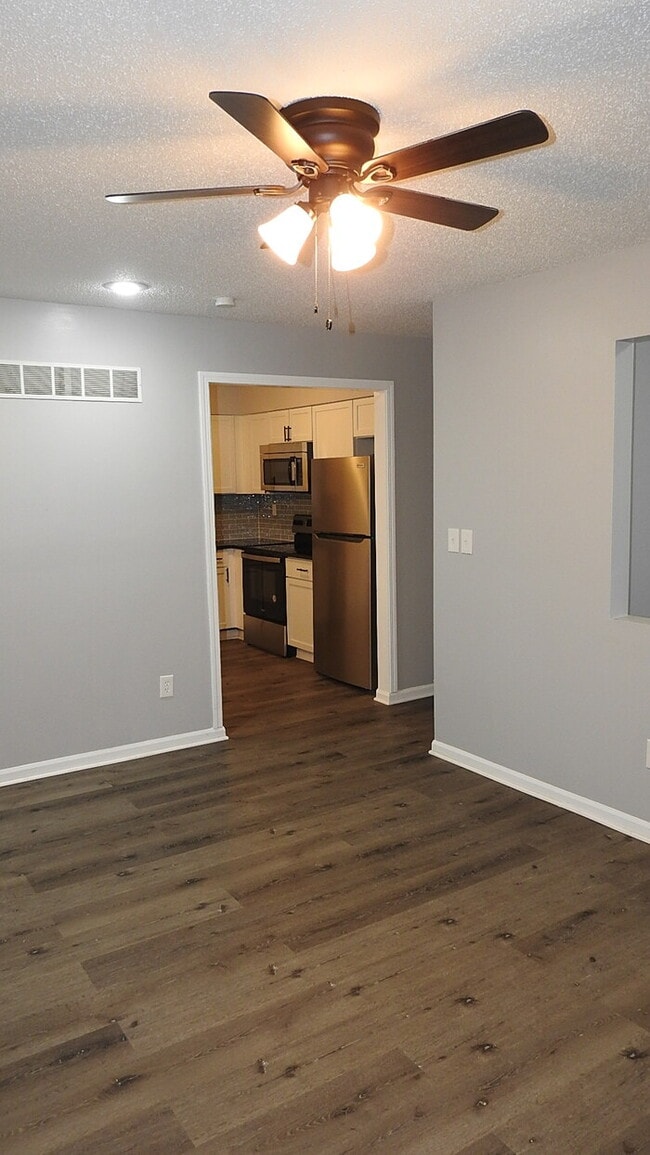 Building Photo - Welcome home to this spacious 3 bedrooms and 2 full baths duplex located on Orchard St in Pleasan...