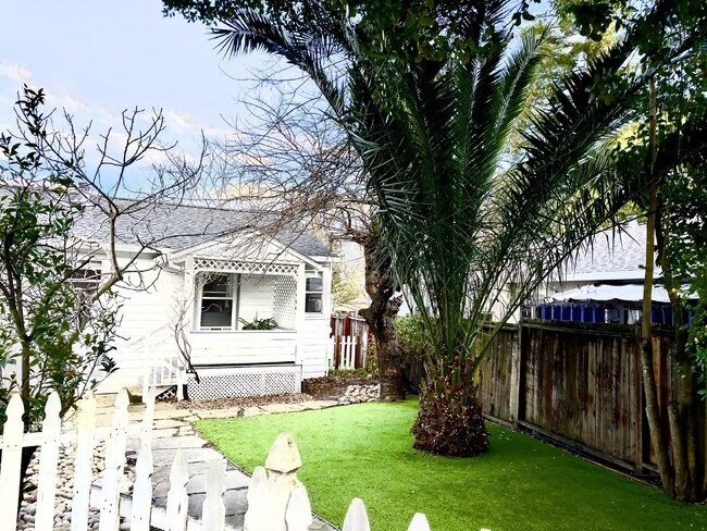 Foto del edificio - Charming 1 Bed, 1 Bath Rental in Walnut Cr...