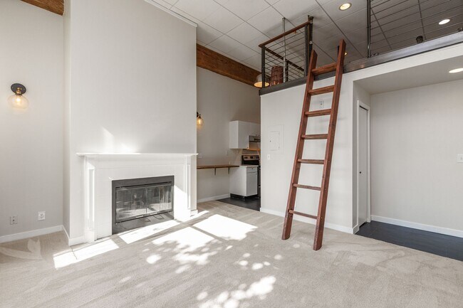 Foto del edificio - Capitol Hill Condo with 12-Foot Ceilings