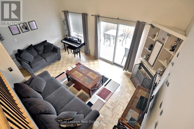 Photo du bâtiment - 1270-1270 Gainsborough Dr