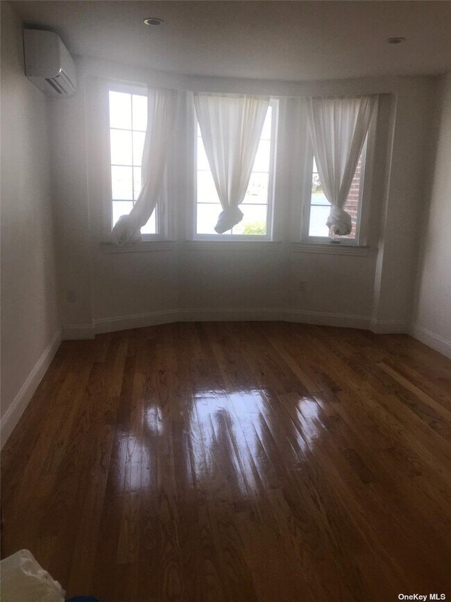 Foto del edificio - 120-53 Sunrise Ct
