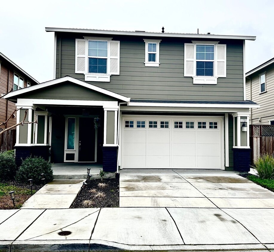 Foto principal - 3 Bed, 2.5 bath Home in Rohnert Park