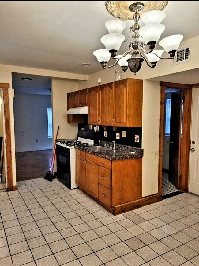 Building Photo - 10 Howe St