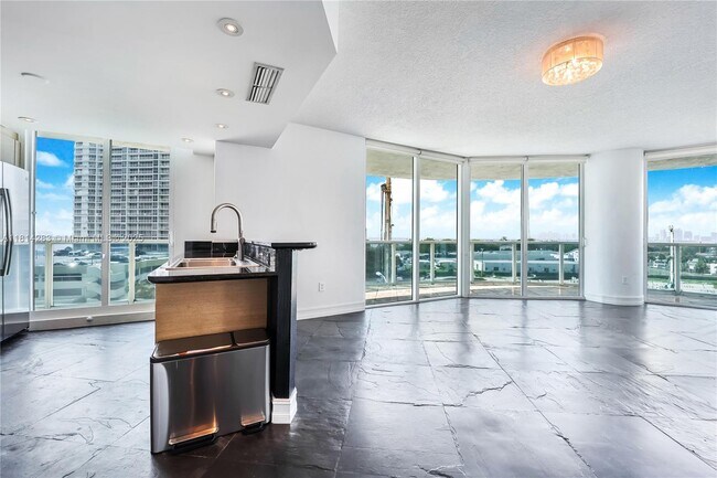 Foto del edificio - 1881 79th Street Causeway