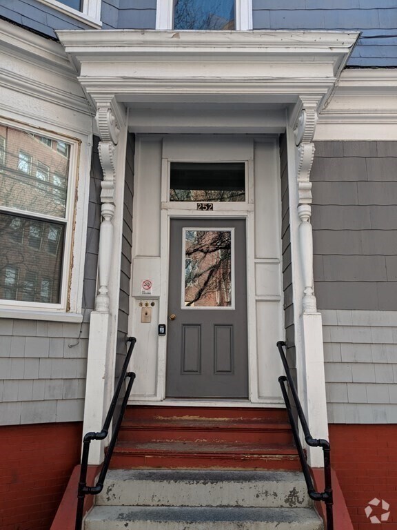 Building Photo - 259 Windsor St